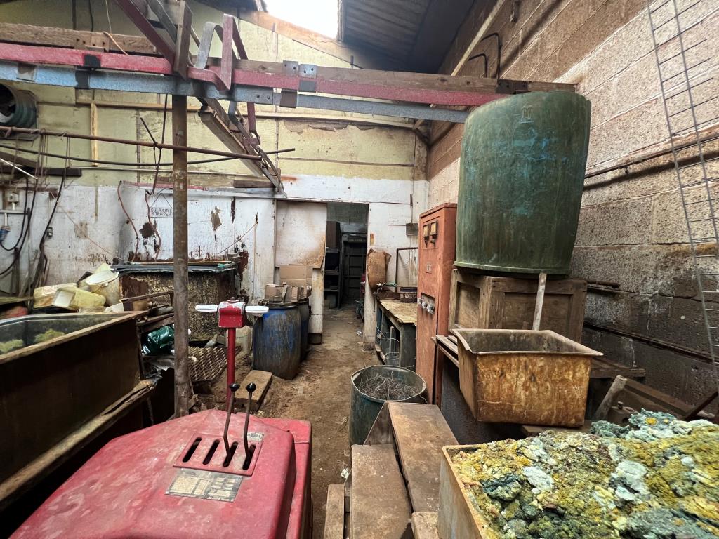 Lot: 111 - INDUSTRIAL UNIT - 